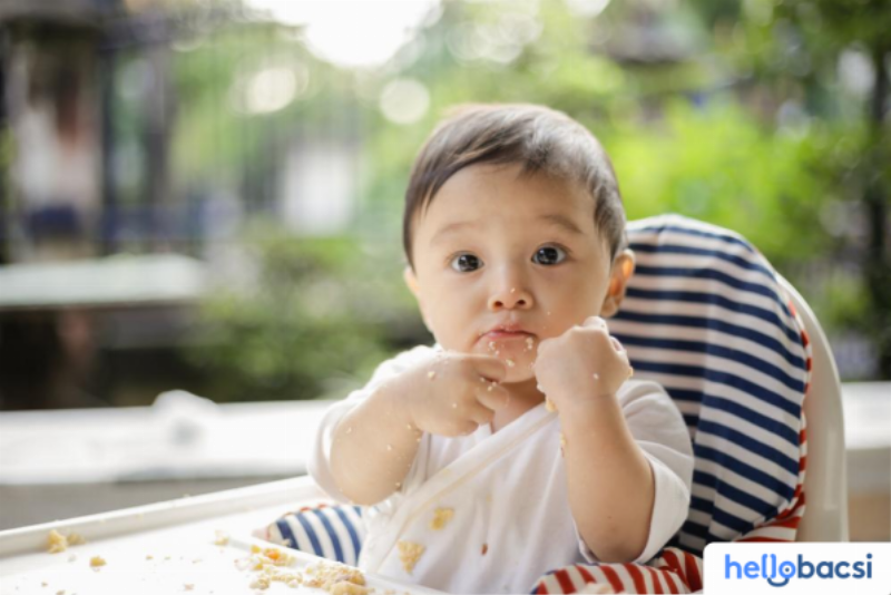 Hấp cá lóc cùng gừng để loại bỏ mùi tanh khi nấu cháo cho bé
